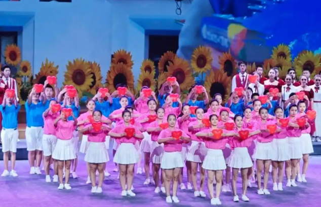 校园教师和孩子们感人的扮演点赞为孩子们自强不息的精神点赞