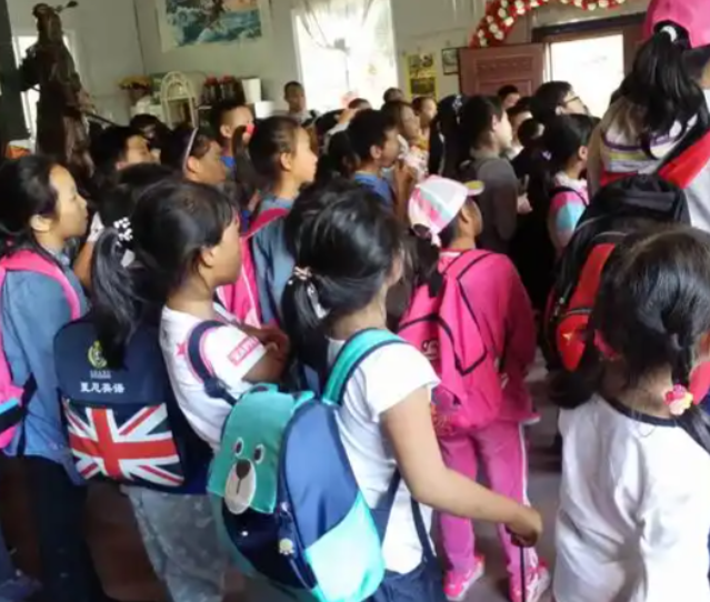 面临繁重的学业杂乱的压力孩子们常常对未来感到苍茫 面临繁重的学业杂乱的压力孩子们常常对未来感到苍茫